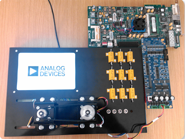 AD-FMCMotcon1-EBZ连接至Xilinx ML605 FPGA板。